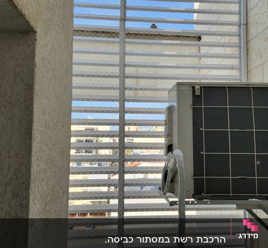 רשת מתכת על חלון למניעת כניסת יונים